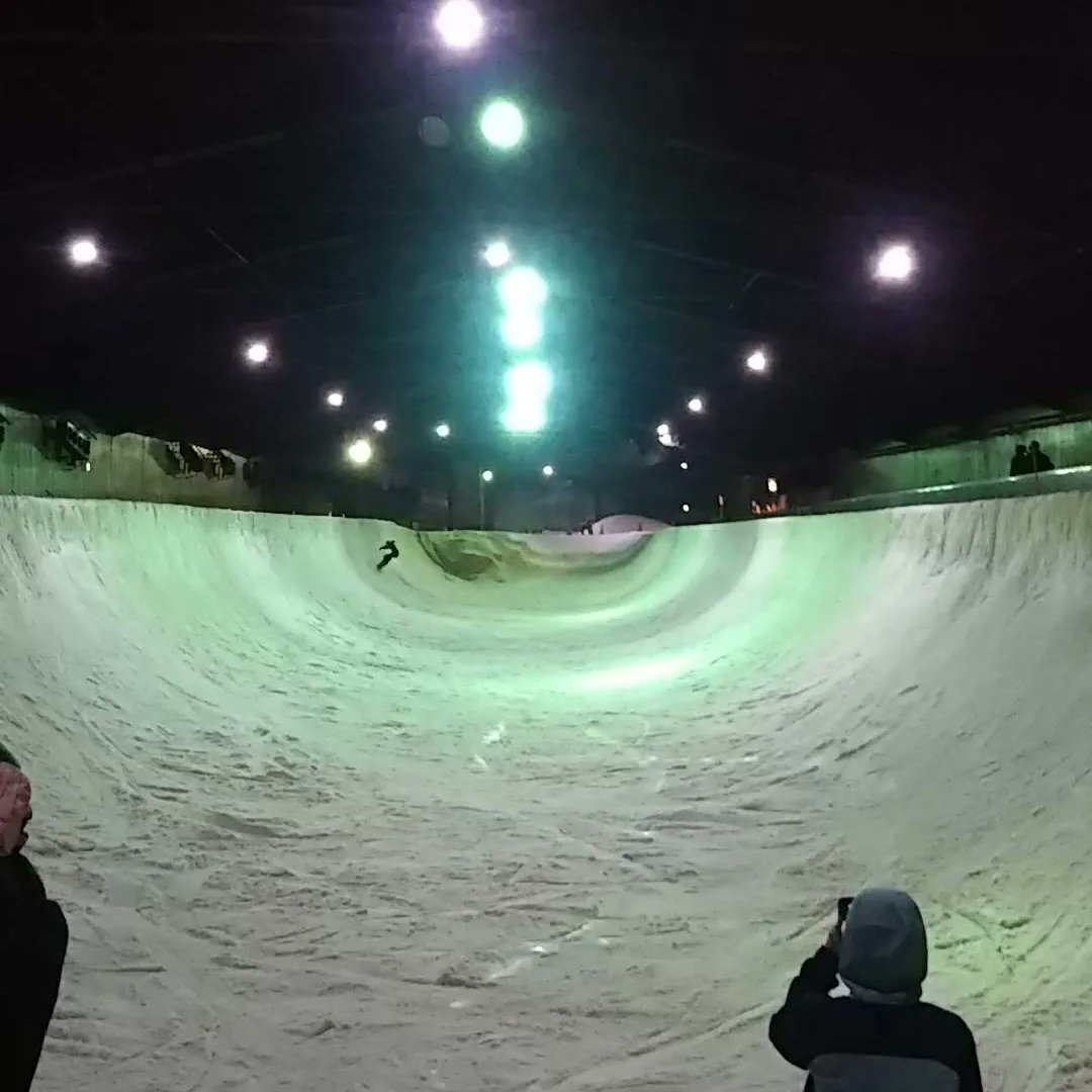 jack_snow's tweet image. 「カムイ御坂」では3rdタイムのみスノースケート滑走可能に🥰🥰👍

ジブアイテムも出るそうなので、ぜひ行ってみてください✨

スノースケートは当店でレンタル可能です👍

@kamuimisaka_official 
#室内ゲレンデ 
#ハーフパイプ 
#スノースケート 
#スノスケ 
#スノースケートレンタル