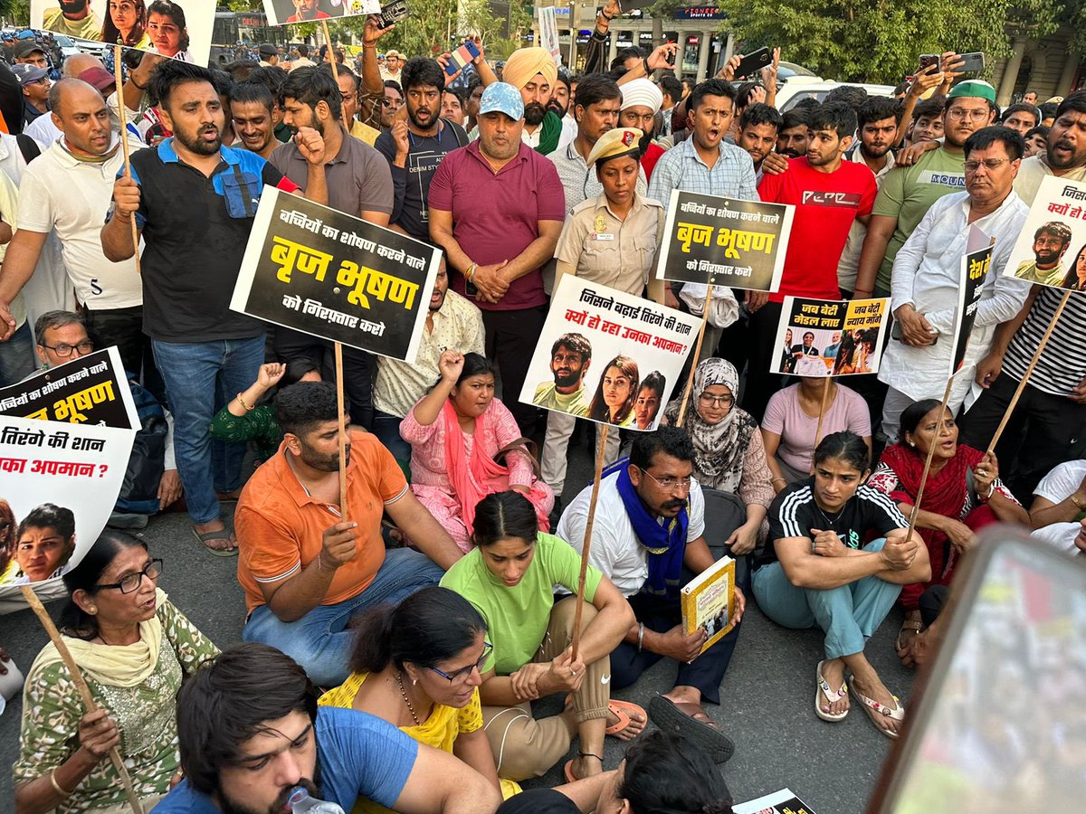BajrangPunia's tweet photo. देश की बेटियों को न्याय दिलाने के लिए आज हज़ारों लोगों ने जंतर मंतर से दिल्ली के दिल कनॉट प्लेस तक पैदल मार्च निकाला। जब तक बेटियों को ��ंसाफ़ नहीं मिलेगा हम लड़ते रहेंगे। भारत माता की जय 🇮🇳 https://t.co/GN42bJ9V4Y
