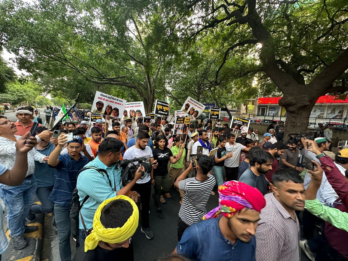 BajrangPunia's tweet photo. देश की बेटियों को न्याय दिलाने के लिए आज हज़ारों लोगों ने जंतर मंतर से दिल्ली के दिल कनॉट प्लेस तक पैदल मार्च निकाला। जब तक बेटियों को ��ंसाफ़ नहीं मिलेगा हम लड़ते रहेंगे। भारत माता की जय 🇮🇳 https://t.co/GN42bJ9V4Y