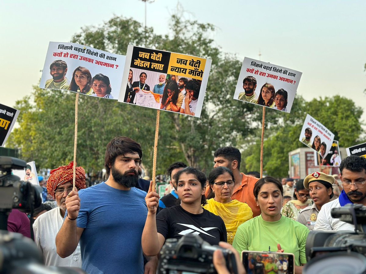 BajrangPunia's tweet photo. देश की बेटियों को न्याय दिलाने के लिए आज हज़ारों लोगों ने जंतर मंतर से दिल्ली के दिल कनॉट प्लेस तक पैदल मार्च निकाला। जब तक बेटियों को ��ंसाफ़ नहीं मिलेगा हम लड़ते रहेंगे। भारत माता की जय 🇮🇳 https://t.co/GN42bJ9V4Y