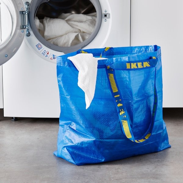 adibhazlami's tweet photo. Kalau pegi shopping barang dapur or dobi di Klang Valley, benda common yang kita akan nampak selalunya ialah beg biru Ikea yang guna untuk bawak barang atau baju.

Kenapa?

Coz its cheap, durable &amp; versatile.

And its intentionally design to be that way &amp; blue.

A 🧵 https://t.co/Xbbyg3SaUl