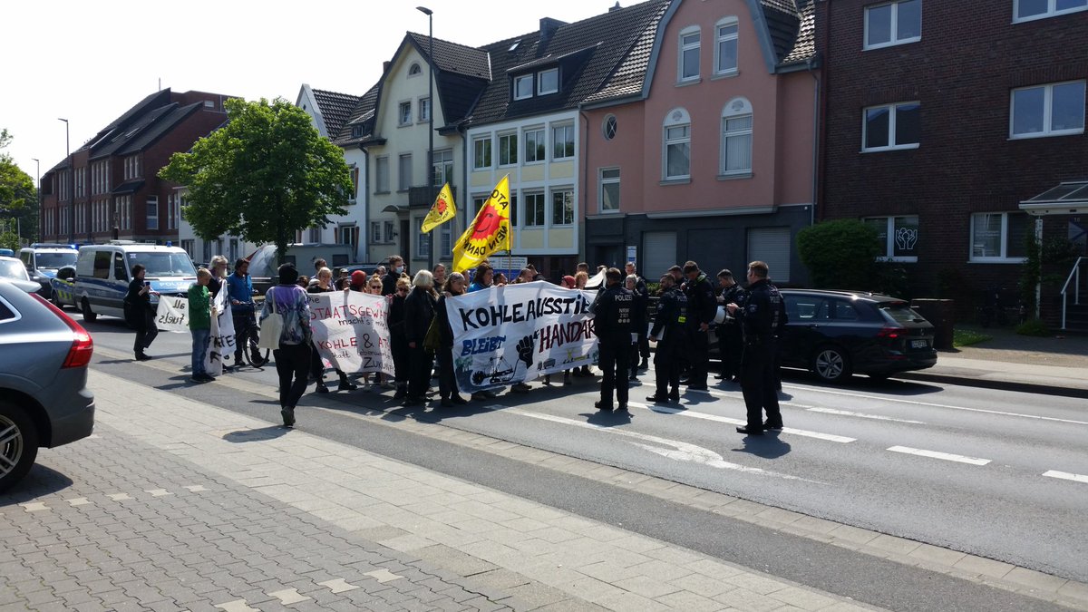 zucker_im's tweet image. Die Polizei hat eine Spontandemonstration vom Amtsgericht durch die Innenstadt von #Grevenbroich gestoppt.
#BlockNeurath #Klimaschutz
