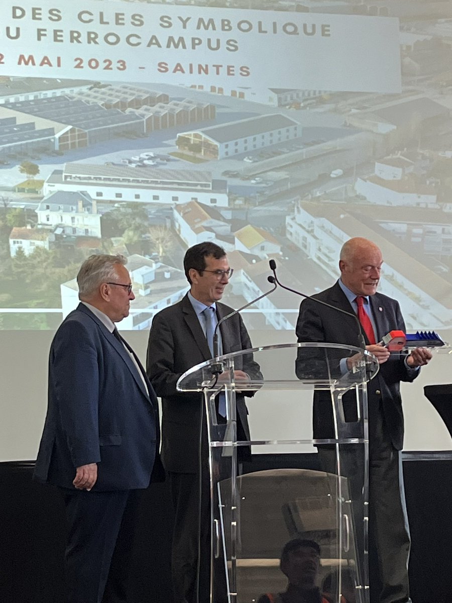 Remise des clés par <a href="/GroupeSNCF/">Groupe SNCF</a> à la Région <a href="/NvelleAquitaine/">Nouvelle-Aquitaine</a> des locaux du nouveau <a href="/ferrocampus/">FERROCAMPUS</a> qui accueillera des projets ferroviaires innovants dont le projet de train au #BioGNV pour décarboner plus <a href="/GRDF/">GRDF</a> <a href="/al_rousset/">Alain Rousset</a> <a href="/JPFarandou/">Jean-Pierre Farandou</a> <a href="/lpoirierdietz/">Laurence Poirier-Dietz</a> <a href="/Jacky_emon/">Jacky Emon</a>