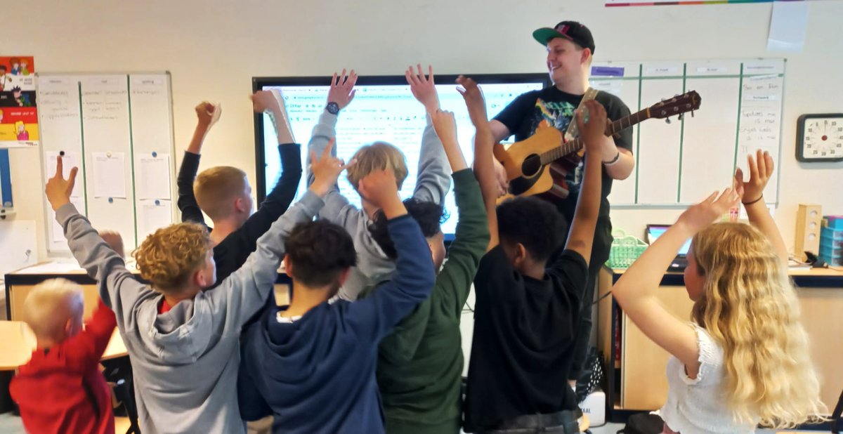 Vorige week heeft onze bandcoach Davic voor Brainart Emmen een leuke klus mogen doen! Samen met de kids uit groep 8 van verschillende scholen hebben ze een eigen liedje geschreven. De sfeer zat er goed in!🤩🤩🤩