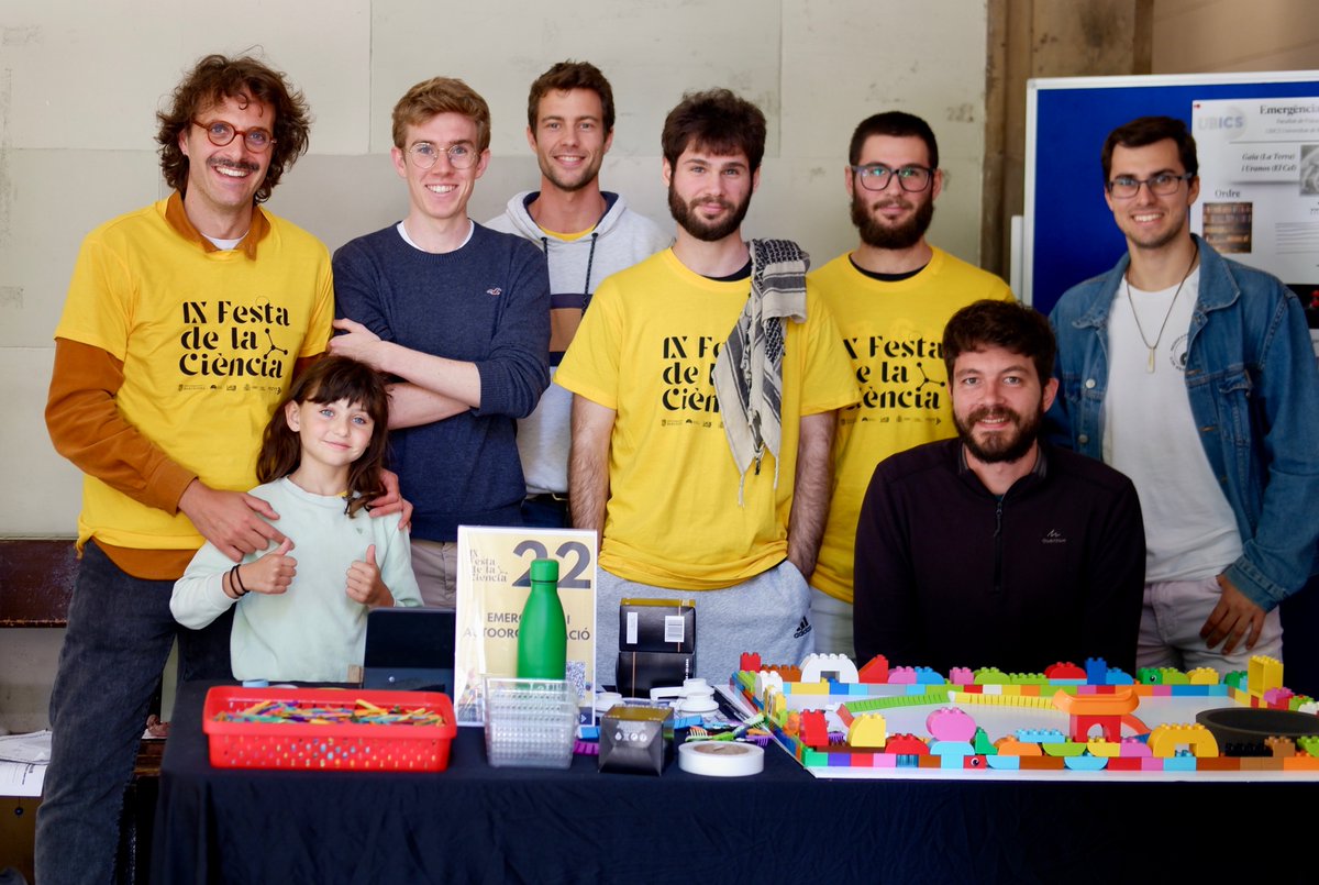 Dándolo todo este finde en la #FestaCiènciaUB con este equipazo! muy estimulante y divertido. Espero hayamos contagiado a grandes y pequeños nuestra fascinación por el comportamiento colectivo, y nuestra pasión por hacer ciencia (jugando!) @UB_ICS Graciès @UBDivulga