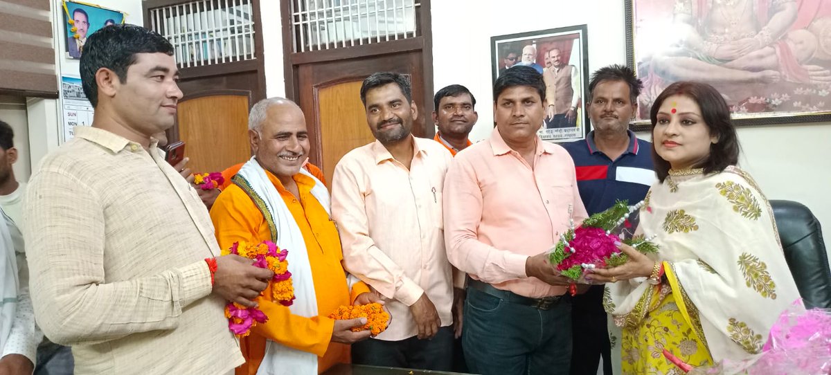 RajKumar081988's tweet photo. आज दिनांक 15/5/23, को नगरपालिका हाथरस भारतीय जनता पार्टी की श्रीमती श्वेता दिवाकर जी प्रचण्ड जीत की अपनी टीम के साथ बधाई देते हुए। https://t.co/2KXM1ztn9w