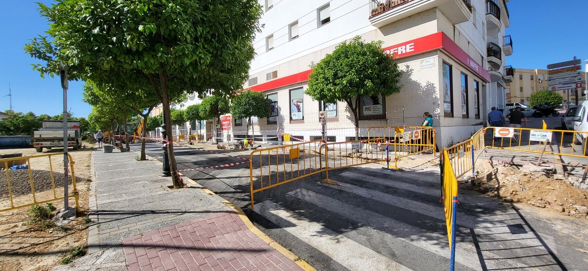 ℹ️ Informamos de que la calle Doce de Octubre permanece desde hoy cortada al tráfico por obras. 

Se trata de la sustitución de redes de saneamiento y abastecimiento de agua, debido a los problemas ocasionados por filtraciones.
