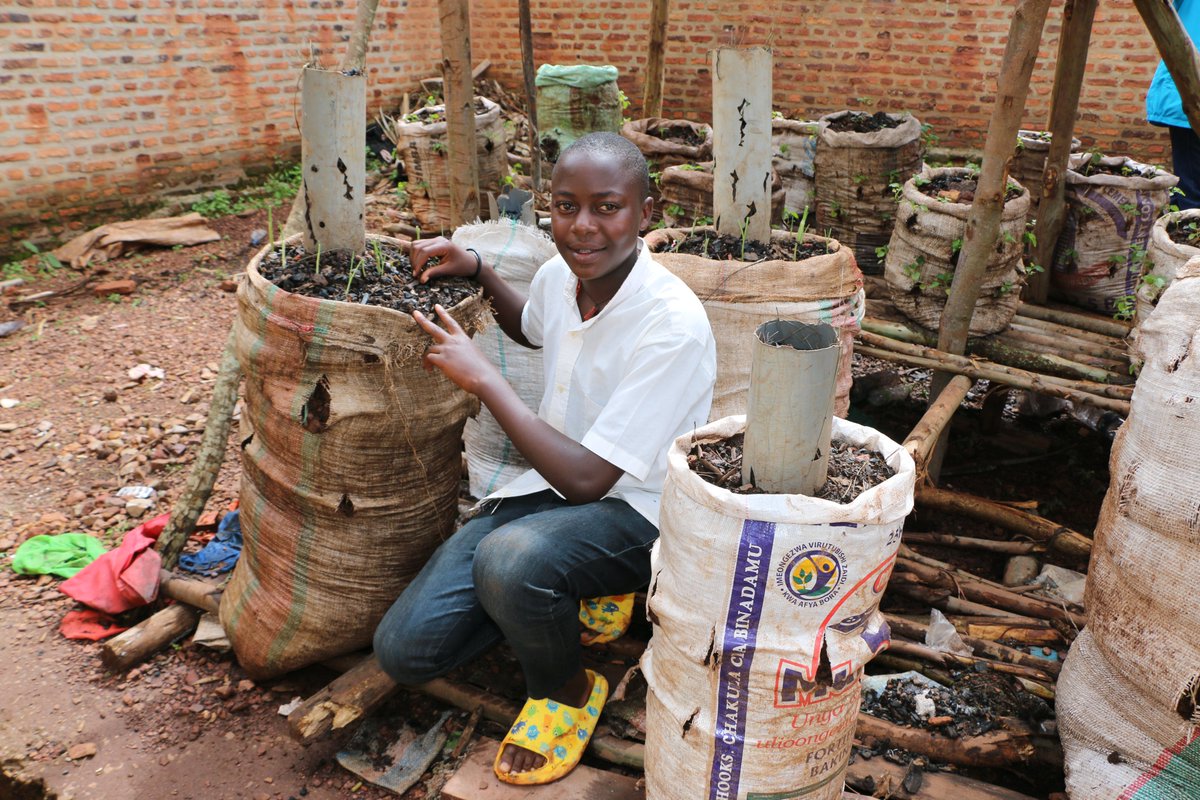 UNICEF_Burundi's tweet photo. @NgoziProvince @unicefaustralia @johnunicef @nat_d_meyer @UN_Burundi @MagazineJimbere @YBurundi @RTNBurundi @UNICEF_FR "We learned how to grow vegetables in small spaces like in sacks," Don Precieux, 14, #ECOFO Kabari, #Ngozi.
👉THX to #Creatable project funded by @unicefaustralia, students learn innovative farming practices; which has a positive impact in their lives & that of their community. https://t.co/AZL1ib7KLl