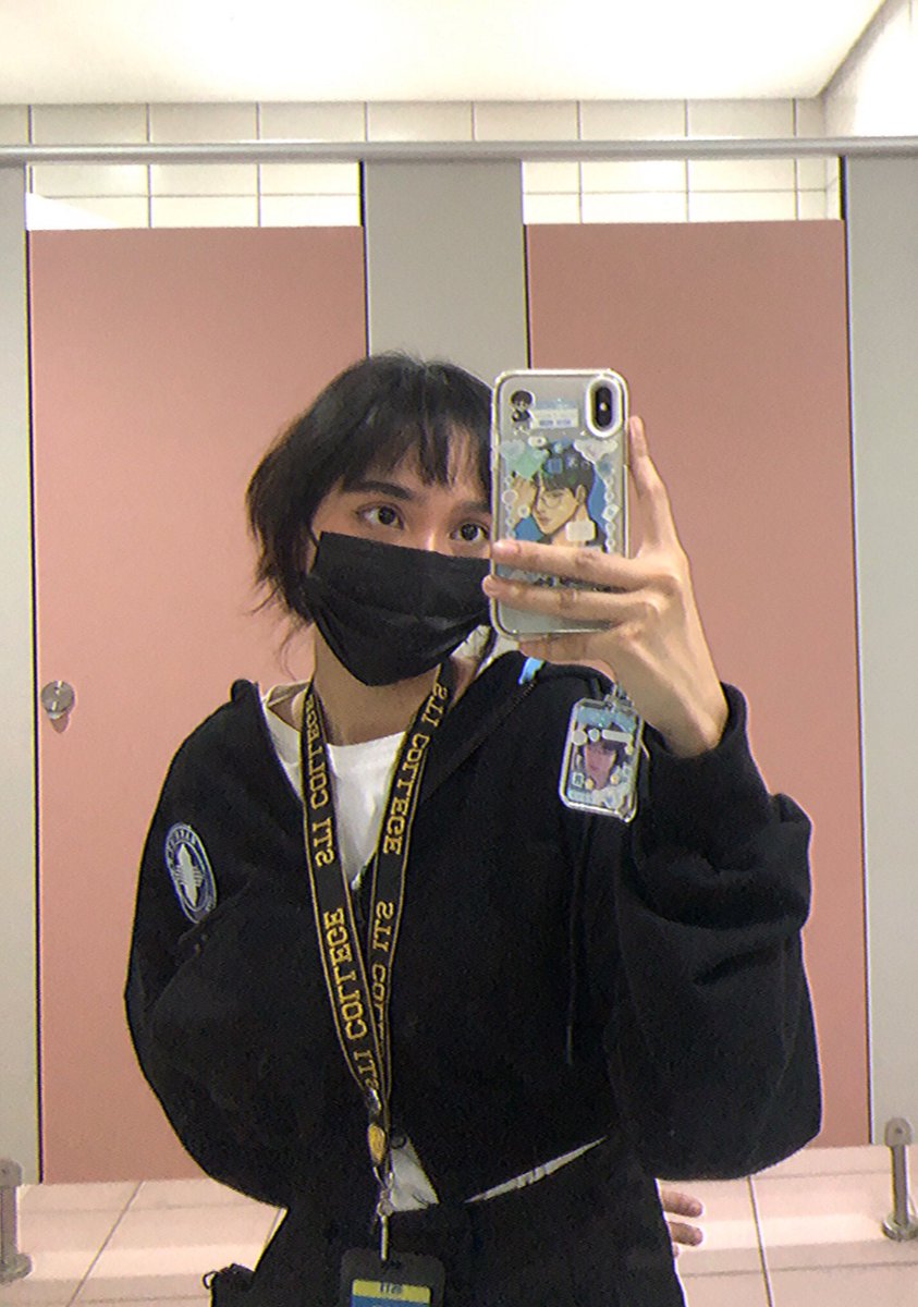 「my new phone case is so cute 」|tenten ◠‿◠のイラスト