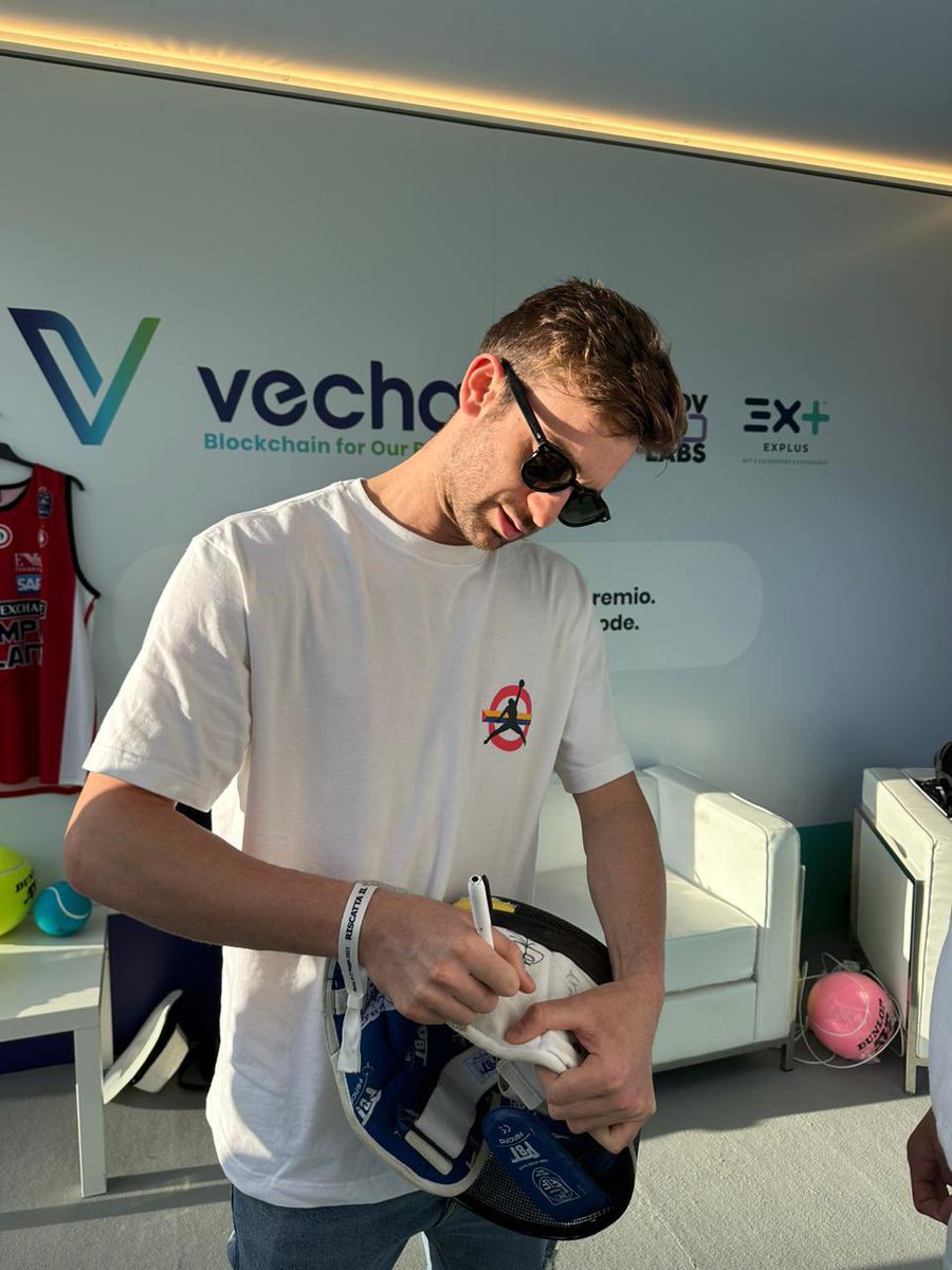 EXplusnft's tweet image. Internazionali BNL d’ Italia.
Anche Daniele Garozzo 🤺ci ha fatto visita per firmare una sua memorabilia in versione phygital!
Ci vediamo allo stand di VeChain, WovLabs e EXPlus per scansionare il QR e vincere con un semplice clic numerosi premi 🎁

 #explus #phygital #nft #nfc