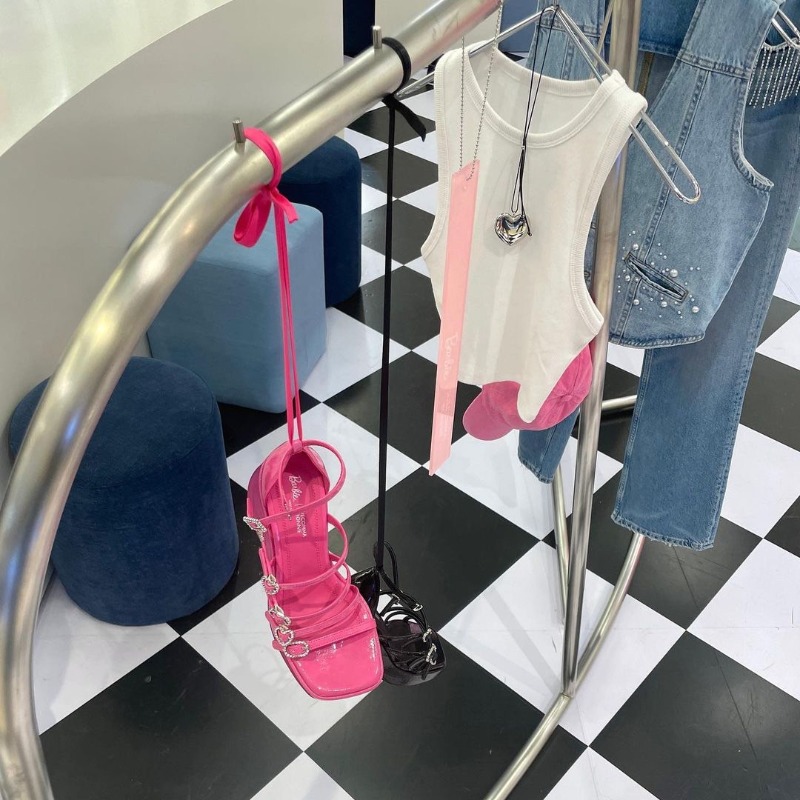 Styledumpth's tweet photo. #รีวิวเกาหลี เอาใจคนรัก Barbie สุดๆสำหรับใครมาเกาหลีช่วงนี้ลองแวะกันมาที่ Pop-Up ของแบรนด์ suacommabonnie กันได้เพราะว่าเพิ่งปล่อยคอลเลคชั่น Barbie ออกมาทาง Pop-Up จัดถึง 21/05 เท่านั้น

📍롯데월드몰 지하 1층

(Lottemall ชั้น B1) https://t.co/eVHzvsYZUq