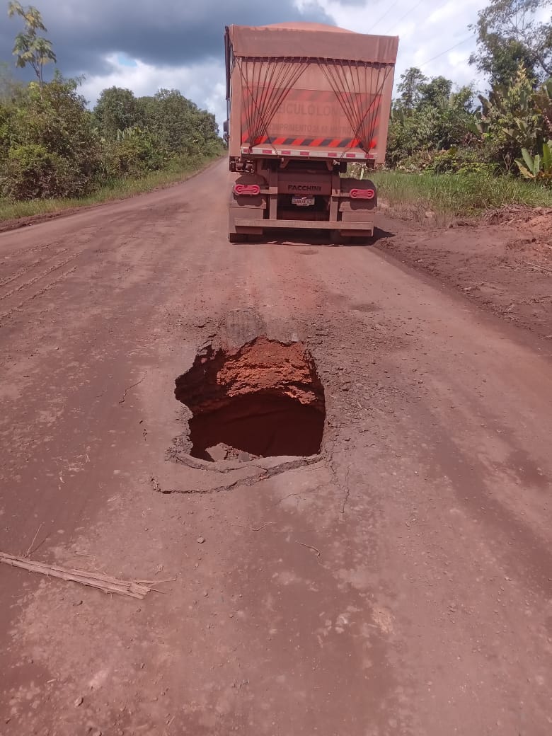 Atenção, todo cuidado é pouco para quem pega a estrada, curvas acentuadas e buracos o tempo todo.
