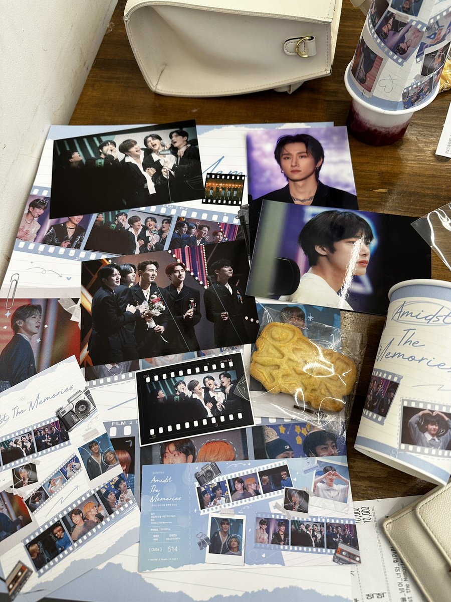 everydaybebe's tweet photo. ⭐️ ❛ 𝑨𝒎𝒊𝒅𝒔𝒕 𝒕𝒉𝒆 𝑴𝒆𝒎𝒐𝒓𝒊𝒆𝒔༉‧₊˚✧
📍카페 브라운시티 본점

아니 액자가 그렇게 많았는데 사진을 이거한장 찍었네? 예뻤음ㅜㅠㅠ 기현이 사진이 특히 좀 맘에 들었었는데 보기만 했넹,, 

#기억을_넘어_너와_함께한_곳으로_514
#Amidst_the_Memories https://t.co/BeEOJKzDPq