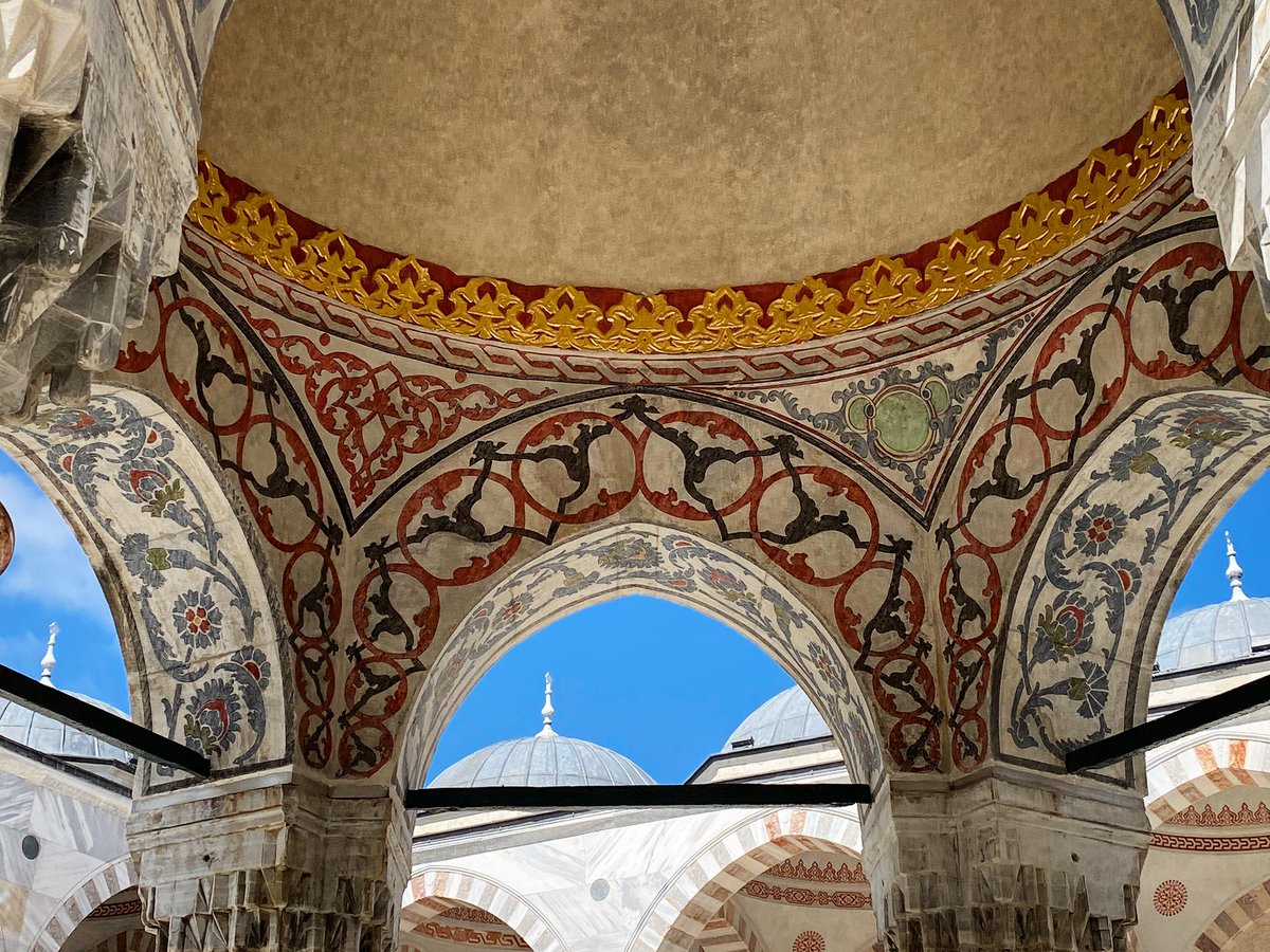 TahaSahinPics's tweet photo. Sultanahmet Camii’nin en hoş detaylarından biri başka hiçbir yerde kolayca göremeyeceğimiz bu şadırvan süslemeleri.

Normalde olur ise sadece kubbe içinde olan süslemeler bu yapıda kemer içlerinde karşımıza çıkıyor. İç mekan kalemişleri ile tamamen bütünlük sergiliyor. https://t.co/JpXkq8T5l3