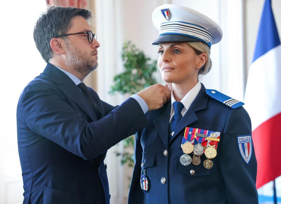 BenoitPayan's tweet photo. C’est avec fierté que je remets ses galons à la nouvelle directrice de la Police municipale, Céline Lefléfian. 
Notre Police municipale est un maillon essentiel pour faire de Marseille une ville plus sûre et apaisée. https://t.co/ES5jdOTxZ2