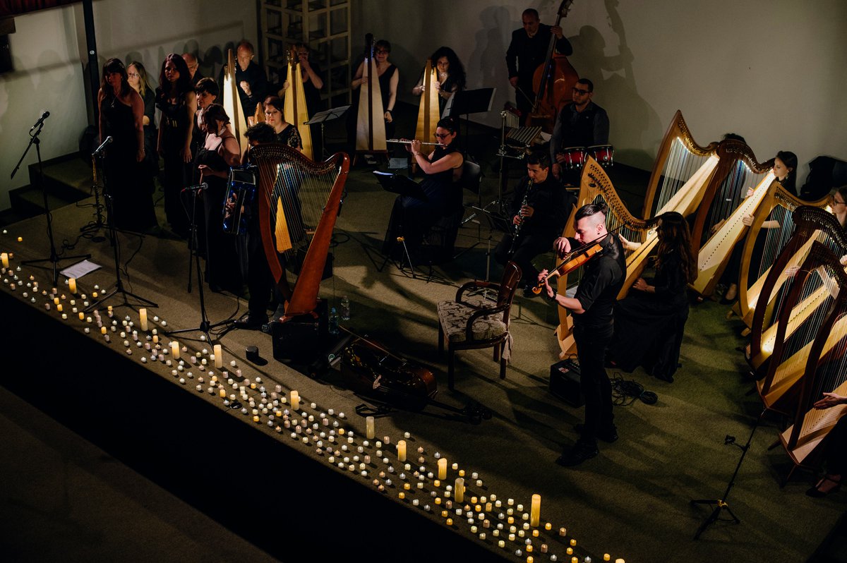 vittoriale's tweet photo. Ringraziamo Riccardo Trudi Diotallevi per le fotografie scattate lo scorso 6 maggio durante lo spettacolo "Diari d'Oltremare" di HarpBeat Orchestra.
Riviviamo insieme quel magico viaggio.
#FabiusConstable #harpbeatorchestra #concertodarpa #vittorialedegliitaliani #gdannunzio https://t.co/H6vbT7I5Zj