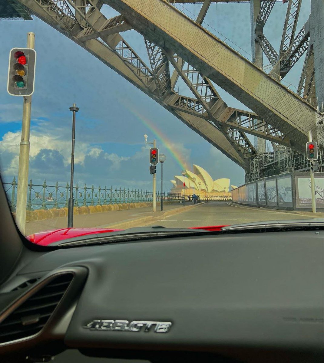 虹は、水滴や小さな雨粒に太陽光が屈折・反射・散乱してできる、色とりどり、曲線的、幅の広い光学現象です。 上から順に、紫、青、シアン、緑、黄、オレンジ、赤の7色で構成され、その色彩は明るく鮮やかで目に優しく、希望や美の象徴に例えられることがあります。