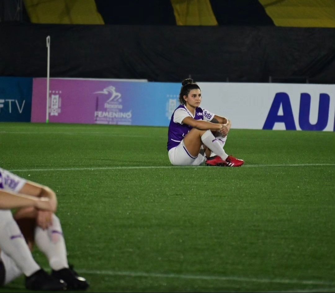 PaivaMajo's tweet photo. Está es la noticia del Femenino del pasado finde:
Jugadoras de Danubio reclaman igualdad de condiciones a la institución.
Defensor se solidarizo y acompaño a Danubio en su reclamo al inicio del encuentro, sentándose en el césped sin jugar por más de 2'. 
#igualdad 
📷 Edu Romero https://t.co/eImMRp6M9H