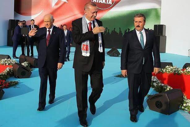 "Beden ölür, çürür, cana bakın siz. 
Kim kiminle yürür, ona bakın siz. 
Bırakın dönsün dönme dolaplar.
Haktan hakikatten yana bakın siz."