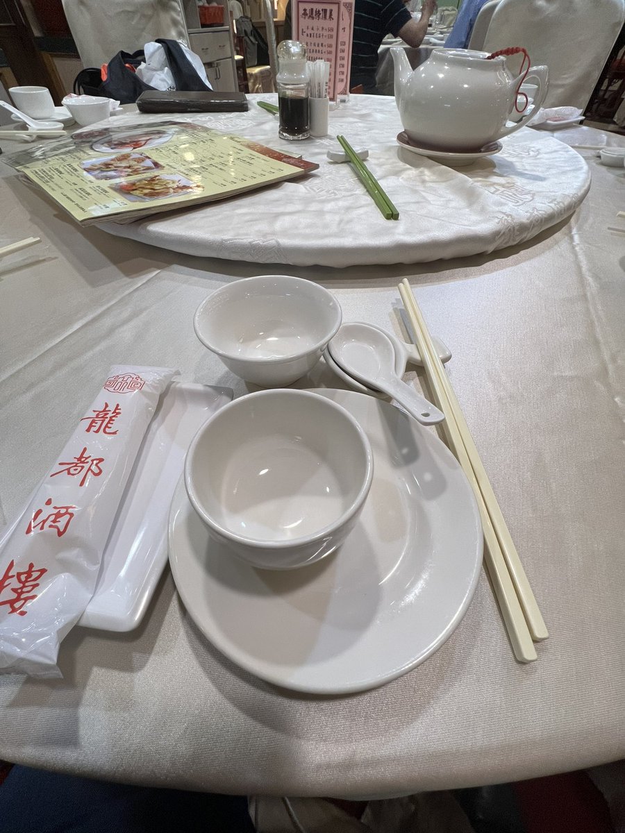 「台湾の政府でなんかやってる方やらと飯 老舗らしい 北京ダック!」|横田守 mamoru yokota 半死半生のイラスト