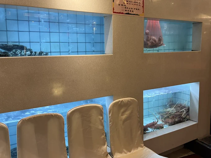 台湾の政府でなんかやってる方やらと飯 老舗らしい 北京ダック!