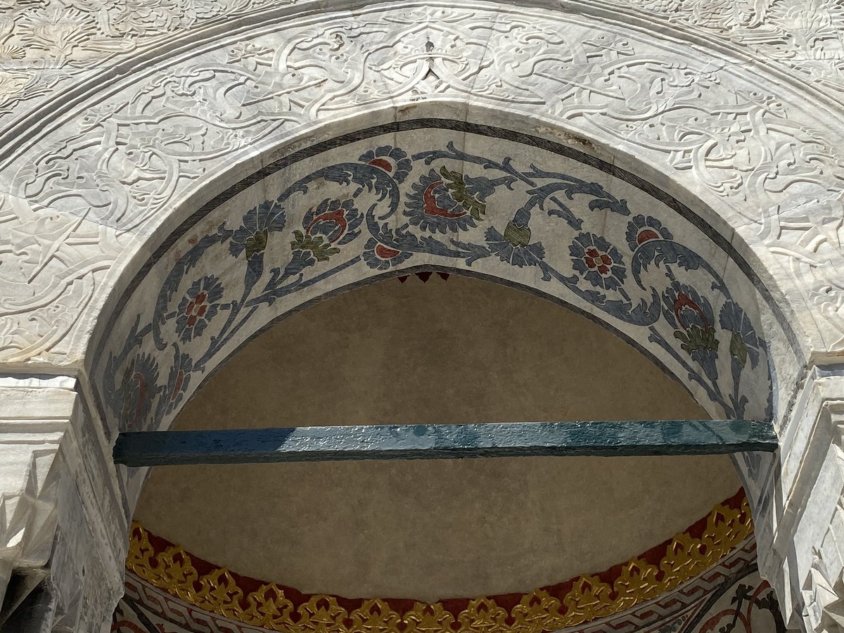 TahaSahinPics's tweet photo. Bu tezyinatı özel kılan en önemli husus taş üstüne işlenmiş olması hiç şüphesiz. Dikkat ederseniz bu renkteki taşların ve mermerlerin üstüne herhangi bir boyamaya rastlamayız. Olanla ise zamanla silinir. Sultanahmet’te barok dönemi görmüş olmasıyla beraber dikkatle yenilenmiş. https://t.co/bduLar1quD