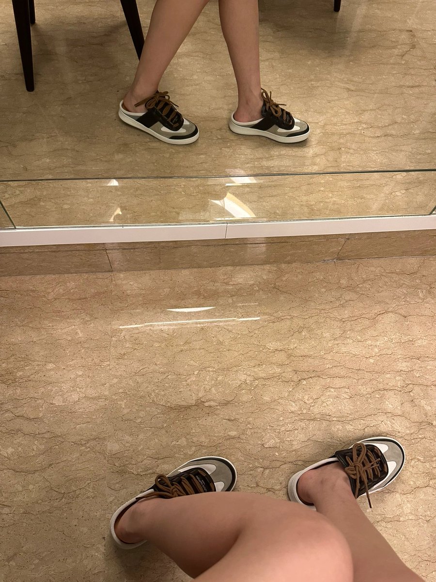 スリッパを買おうと心配していた足が日焼けしてしまった様子だったので、こんなのをスリッパとして使っていましたよ。😂😂