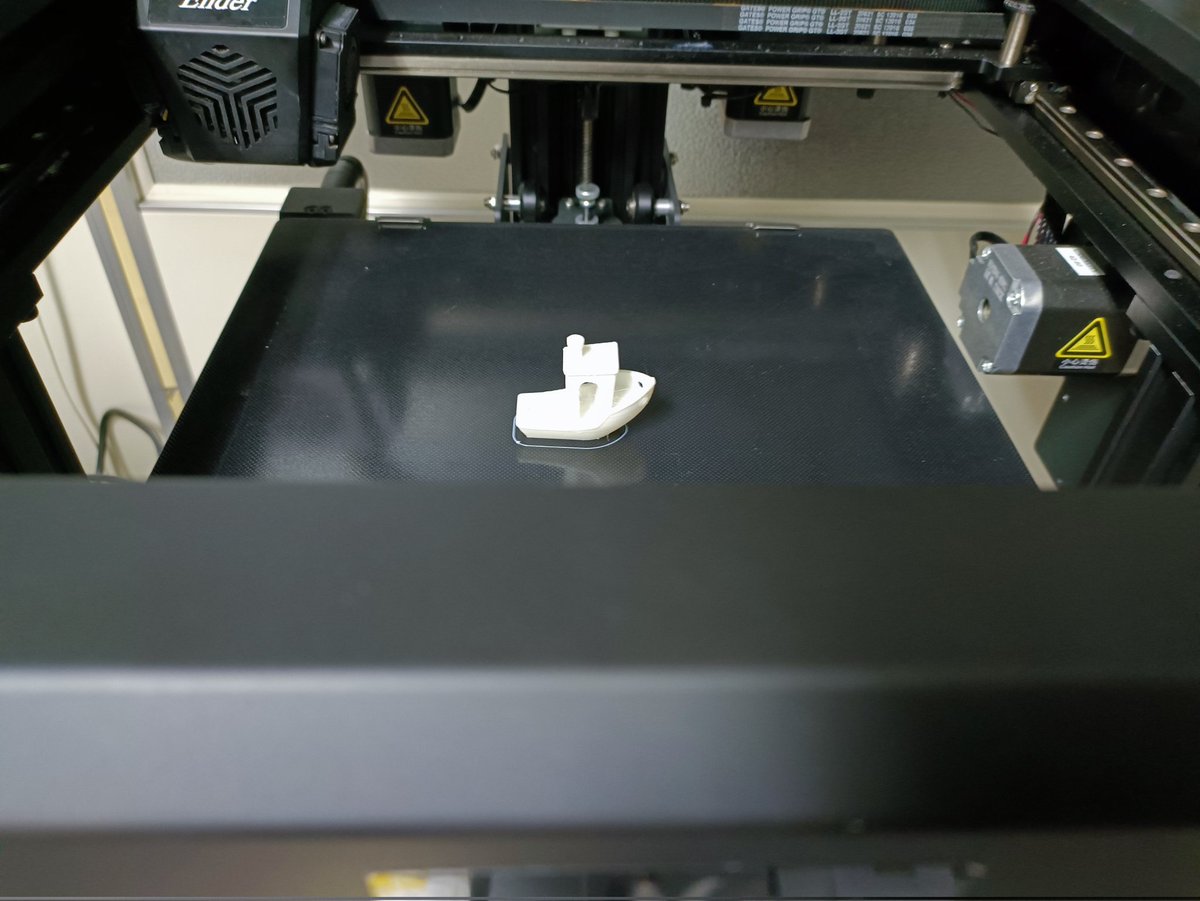 maybay747's tweet photo. 会社の #Ender7 で #ナナゴーベンチー 完走。

PLA 205℃
ノズル径0.4mm
積層ピッチ0.2mm
240mm/s 
アウトライン50%減速

この子ではあまり小さなものは作らないんですけど、うーん品質いまいち😅、ちょっとメンテしなきゃかな？
お腹すいたので帰ろっと。 https://t.co/2uHeWhc5J1