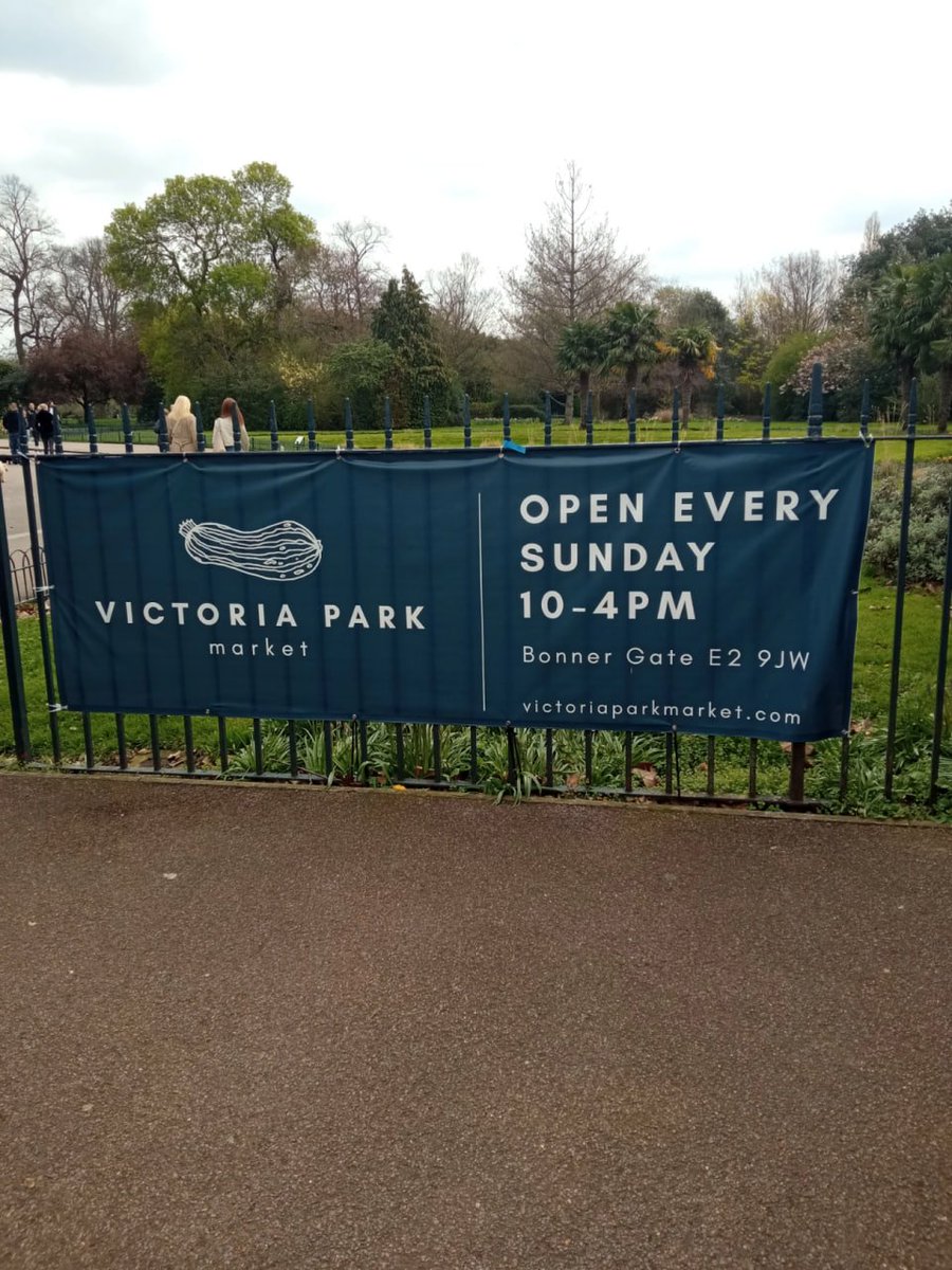 🥰 I made it a point to run to the park today to walk and relax 💞 The weather was beautiful 😍 I saw a lot of people walking their dogs here