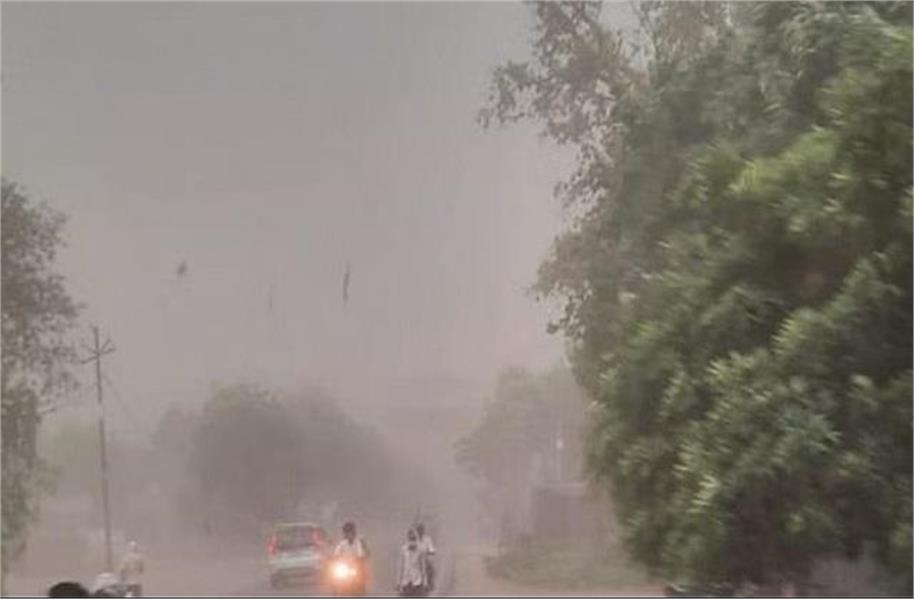 पंजाब में मौसम को लेकर बड़ी अपडेट आई सामने । मौसम विभाग चंडीगढ़ के अनुसार अगले तीन दिन तेज हवाएं, आंधी और गरज के साथ बारिश होने की संभावना । पिछले सप्ताह तापमान में तेज वृद्धि के बाद इस सप्ताह पारा कम रहने की आंशका है।
#Weather #Update #Punjab #Alert #PunjabHindiNews
