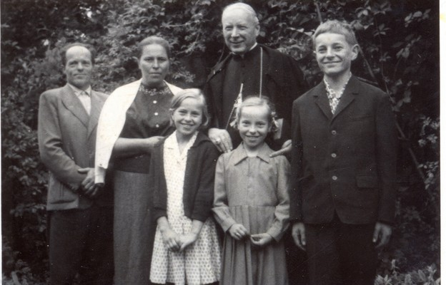 "W jedności rodziny i jej umocnieniu widzimy wzmocnienie jedności Narodu. Naród składa się z rodzin i dlatego każdy, kto chce umocnienia Narodu, musi pracować nad umocnieniem rodziny" #PrymasWyszyński 19/12/56

#MiędzynarodowyDzieńRodzin 👪