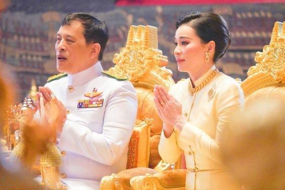 huang_huixian's tweet photo. “ในหลวง” ทรงรับ “หลวงปู่แสง” เกจิดังแห่งภาคอีสาน #เป็นคนไข้ในพระบรมราชานุเคราะห์
--
เมื่อเวลา 13.00 น. วันที่ 14 พฤษภาคม 2566 ที่ผ่านมา พระบาทสมเด็จพระเจ้าอยู่หัว และสมเด็จพระนางเจ้าสุทิดาฯ พระบรมราชินี ทรงพระกรุณาโปรดเกล้าฯ ให้ “นายชลธี ยังตรง” ผู้ว่าราชการจังหวัดอุบลราชธานี #เชิญดอกไม้และตะกร้��สิ่งของพระราชทาน ของ พระบาทสมเด็จพระเจ้าอยู่หัว และสมเด็จพระนางเจ้าฯ พระบรมราชินี ไปถวายแก่ “หลวงปู่แสง ญาณวโร”
ด้วยทรงพระกรุณาโปรดเกล้าฯ ทรงรับพระภิกษุแสง ญาณวโร อายุ 98 ปี พรรษา 76 ประธานสงฆ์วัด��่าดงสว่างธรรม ต.โคกนาโก อ.ป่าติ้ว จ.ยโสธร ซึ่งอาพาธด้วยโรคชรา และมีอาการอาหารเป็นพิษ เข้ารับการรักษาพยาบาล ณ โรงพยาบาลสรรพสิทธิประสงค์ อ.เมืองอุบลราชธานี ตั้งแต่วันที่ 11 พฤษภาคม 2566 ที่ผ่านมา ไว้เป็นคนไข้ในพระบรมราชานุเคราะห์ การได้รับพระราชทานพระมหากรุณาธิคุณในครั้งนี้ ยังความปลื้มปีติและสำนึกในพระมหากรุณาธิคุณแก่พสกนิกร และครอบครัว อย่างหาที่สุดมิได้
================
ที่มา: ไทยรัฐออนไลน์