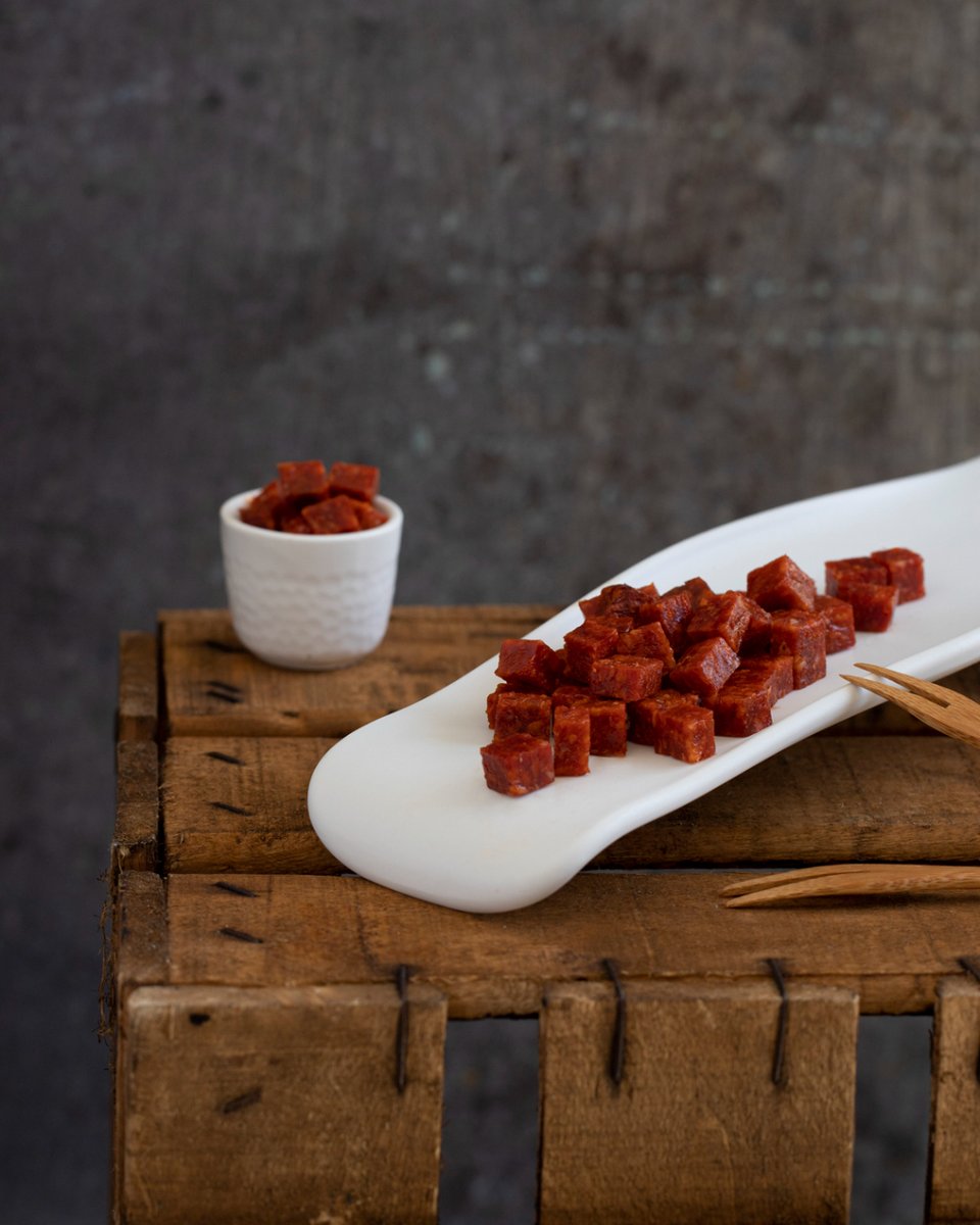 Aunque su presentación en lonchas es la más tradicional, nuestro troncal te permite jugar con sus cortes y formas creando un aperitivo original y lleno de sabor. 

Un producto natural, sin aditivos, y que ofrece múltiples posibilidades culinarias.

#saborysalud #alejandro