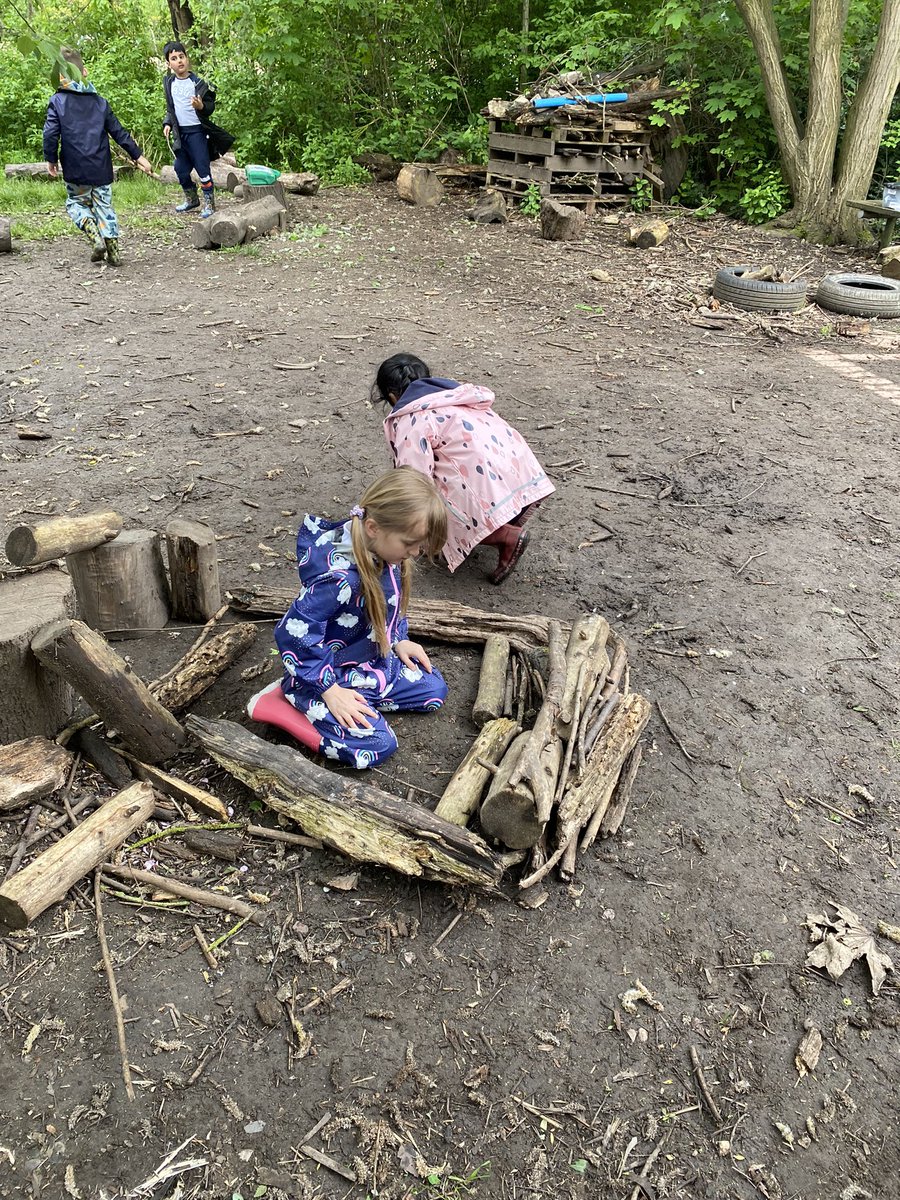MissCooper01's tweet photo. 1B and 1A had a great afternoon at Forest school last Thursday! They enjoyed finding Lemon Balm plants, making Jolly Tall’s house and setting up a table for Shabbat! 🪴 https://t.co/sKBP22epes