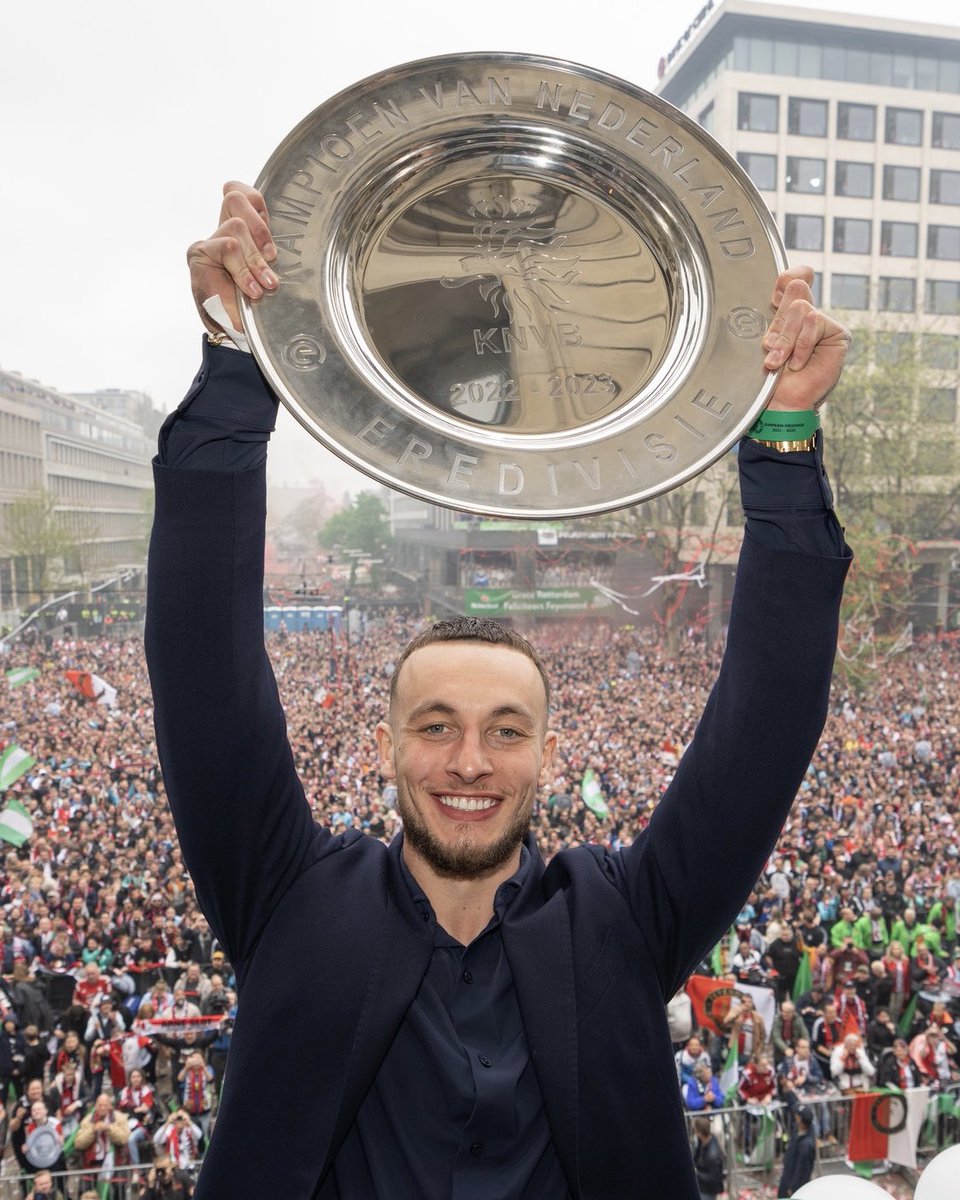 Feyenoord's tweet photo. 🥇 https://t.co/9HXxvWJy8Y