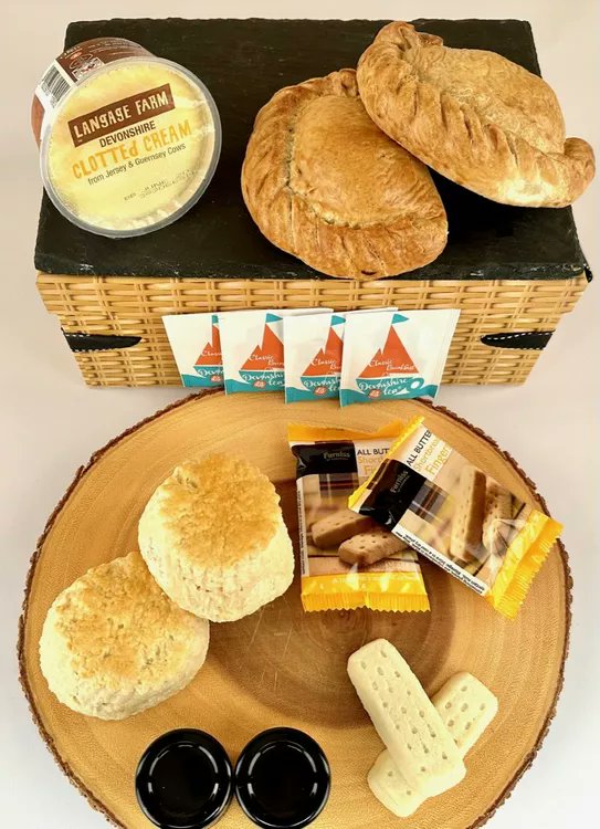 Pasties &amp; a cream tea?  Who could say no to that! Our Pasty and Cream Tea Hamper combines some of the best Devon and Cornish produce with delicious Chunk steak pasties thrown in for good measure.

devonhampers.com/cream-tea-hamp…

#pasties #CreamTea #devon #cornishcreamtea #devonpasty