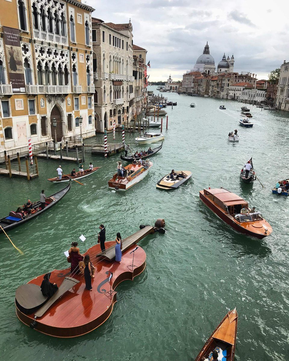 Giant Violin Floats Along Venice's Grand Cana. Italyl 🇮🇹
📸 by: Luca De Luigi