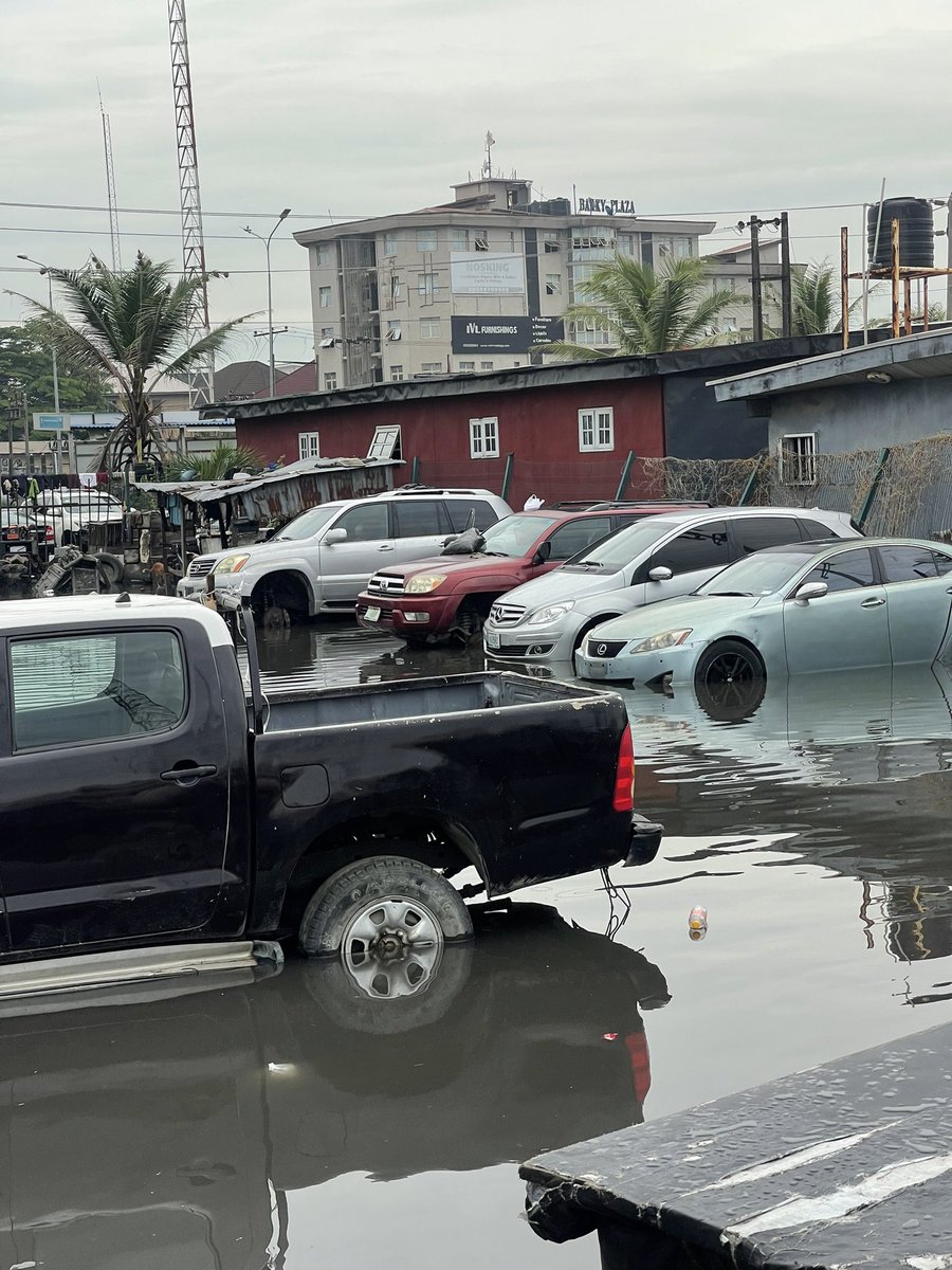 MotoringNigeria's tweet photo. The rainy season is in full gear and it comes with floods which are notorious for causing engine damage, dancing power steering, car breakdowns and accidents.

Here are 6 things you should do to prevent yourself from getting stranded this season.

Thread ⬇️ https://t.co/MfoQT4qpf1