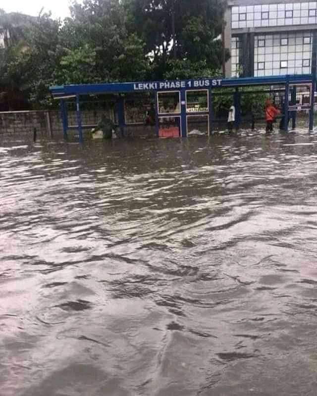 MotoringNigeria's tweet photo. The rainy season is in full gear and it comes with floods which are notorious for causing engine damage, dancing power steering, car breakdowns and accidents.

Here are 6 things you should do to prevent yourself from getting stranded this season.

Thread ⬇️ https://t.co/MfoQT4qpf1