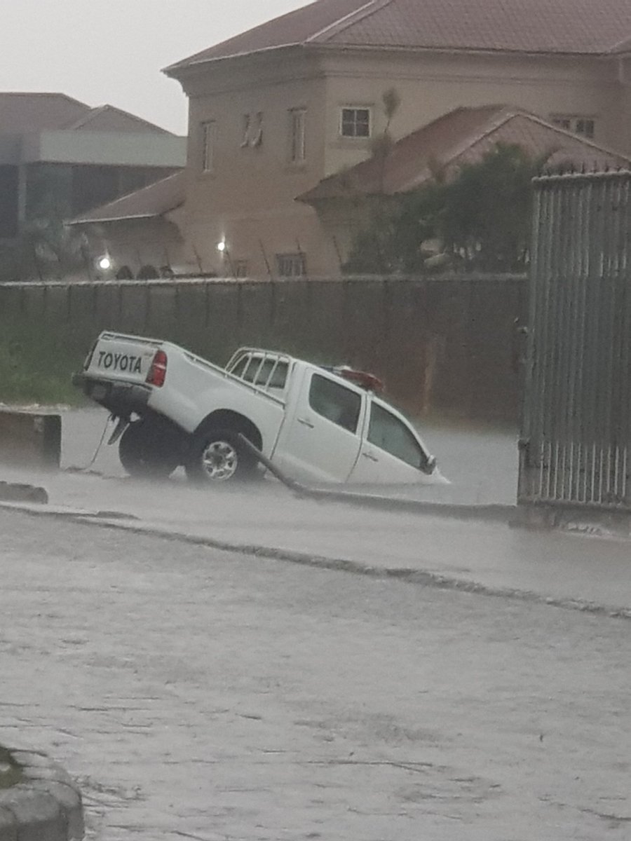 MotoringNigeria's tweet photo. The rainy season is in full gear and it comes with floods which are notorious for causing engine damage, dancing power steering, car breakdowns and accidents.

Here are 6 things you should do to prevent yourself from getting stranded this season.

Thread ⬇️ https://t.co/MfoQT4qpf1