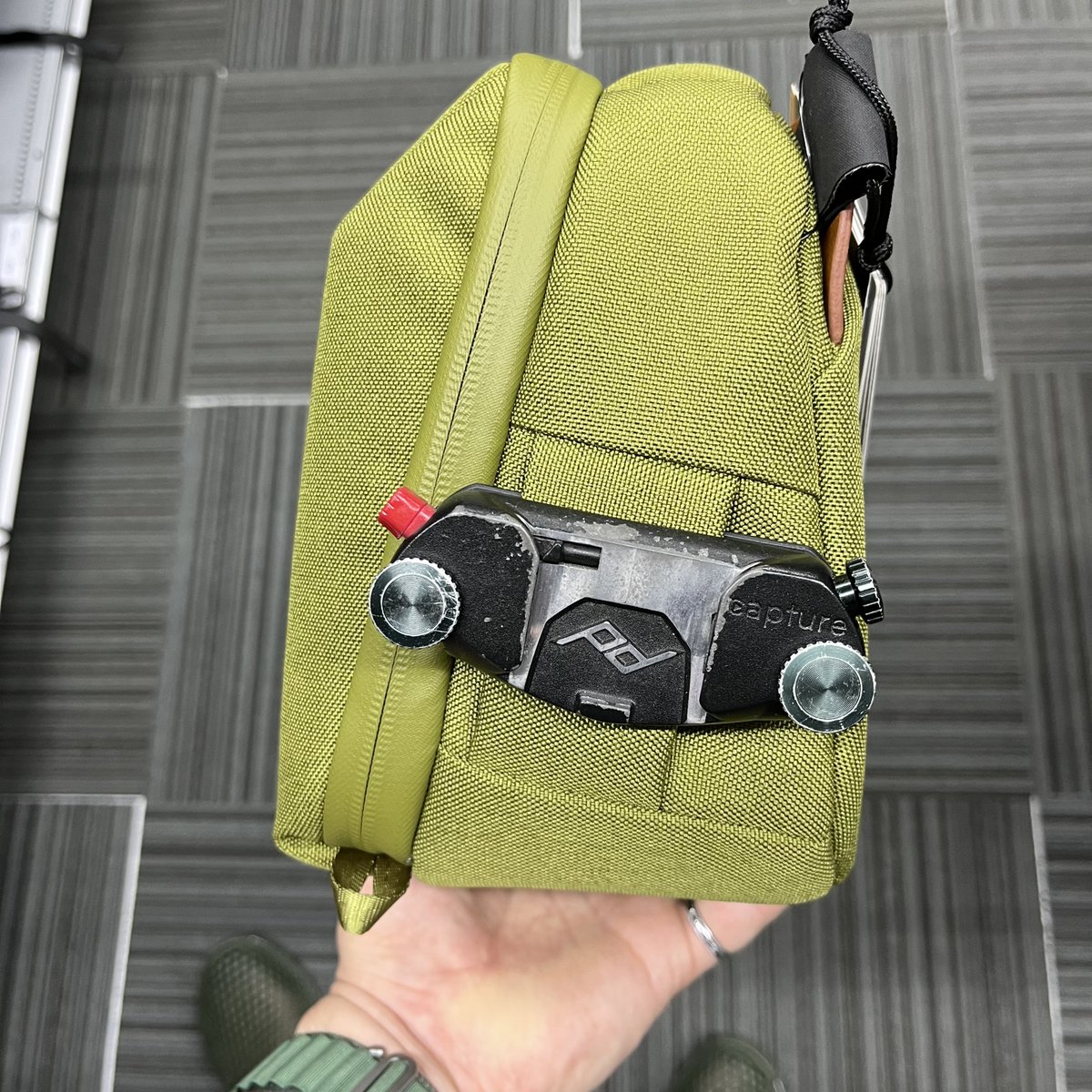 shosuga_info's tweet image. VANGUARD VEO CITY CB34にPeak Designのcapture取り付けることができました。ただファスナーに干渉する…。MacBook Airがギリギリなのもちょっと買うの悩むなー。

#VANGUARD #VEOCITY  #cb34 #カメラバッグ #PeakDesign #capture