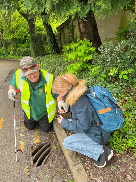 _UoW's tweet image. Last week Kiara and Katherine spotted one of the campus ducks in distress on Burma Road; Her ducklings had fallen down the drain!

They sought the help of James and together they managed to save the ducklings and return them to the pond on King Alfreds Campus🦆🐣💜 

#hellowinch