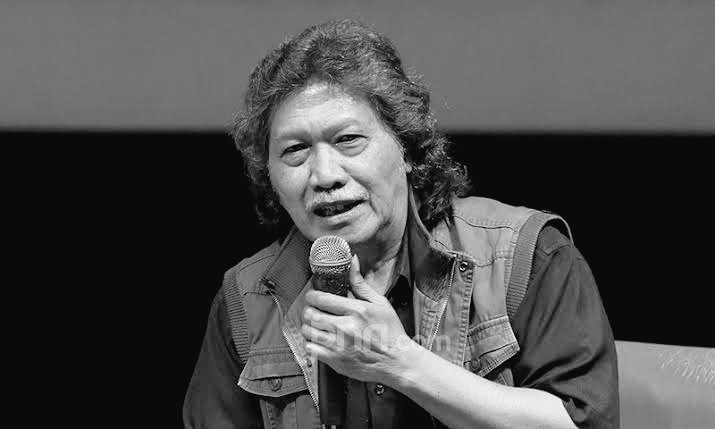 warungsastra's tweet photo. Menyepi itu penting, supaya kamu benar-benar bisa mendengar apa yang menjadi isi dari keramaian.

- Emha Ainun Nadjib https://t.co/PBRdJm7RKJ