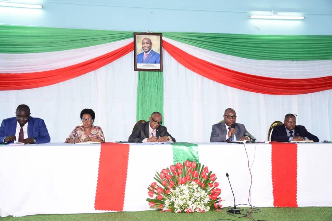 3 ministres dont ceux du @mincotim, @MinEACJSCBdi et du @MFPTE_bdi tiennent une réunion avec la population de <a href="/MukazaC/">MUKAZA COMMUNE</a>  en @MairieBuja