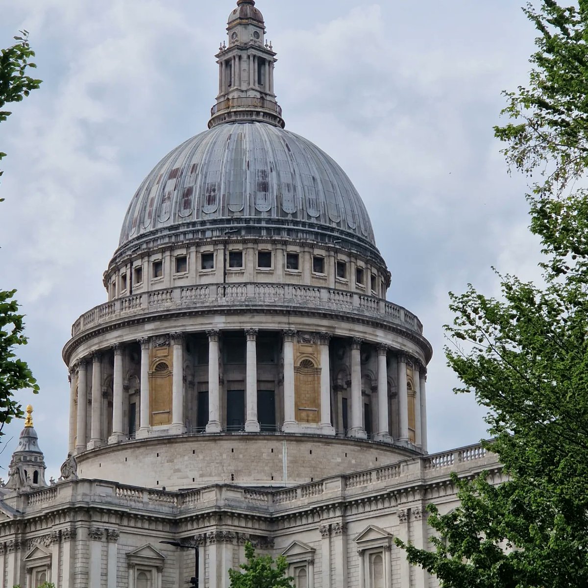 Nickyhants's tweet photo. Yesterday I did over 21000 steps, covering the entire length of Oxford Street (including New Oxford Street) from London Bridge to Marble Arch, looking at landmarks I've taken for granted in #London previously and tracking the Great Fire of London

#DaysOutInLondon #LondonHistory https://t.co/eTmMCV7hSh