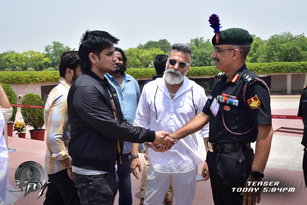 The proud team of #SPY Launched the TEASER at the Historic NETAJI Statue at Kartavya Path,New Delhi 🔥 Unfolding #SPYTeaser Today at 5:04 PM ❤️‍🔥 Stay Tuned 💥 @actor_Nikhil @Ishmenon @Garrybh88 @tej_uppalapati @anerudhp #KRajashekarreddy #EDEntertainments