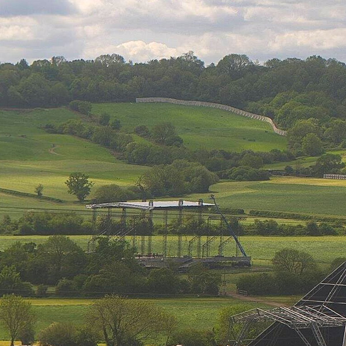 GlastoFestFeed's tweet image. Other Stage roof going up Up UP!… 🙌😃

#Glastonbury2023 #BuildProgress