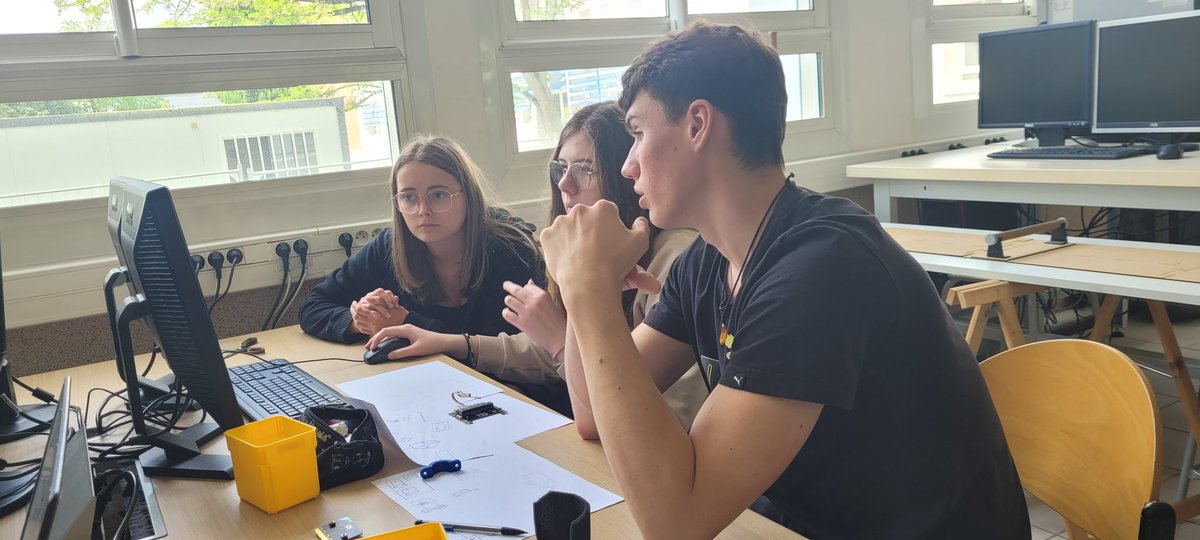 siileygues's tweet photo. Après la pause frites 🍟 ...c'est reparti avec cette fois l'assistance des élèves de 1ère Sti2d 
#travailcollaboratif
#lyceeleyguescouffignal https://t.co/FO4tMR4UZH