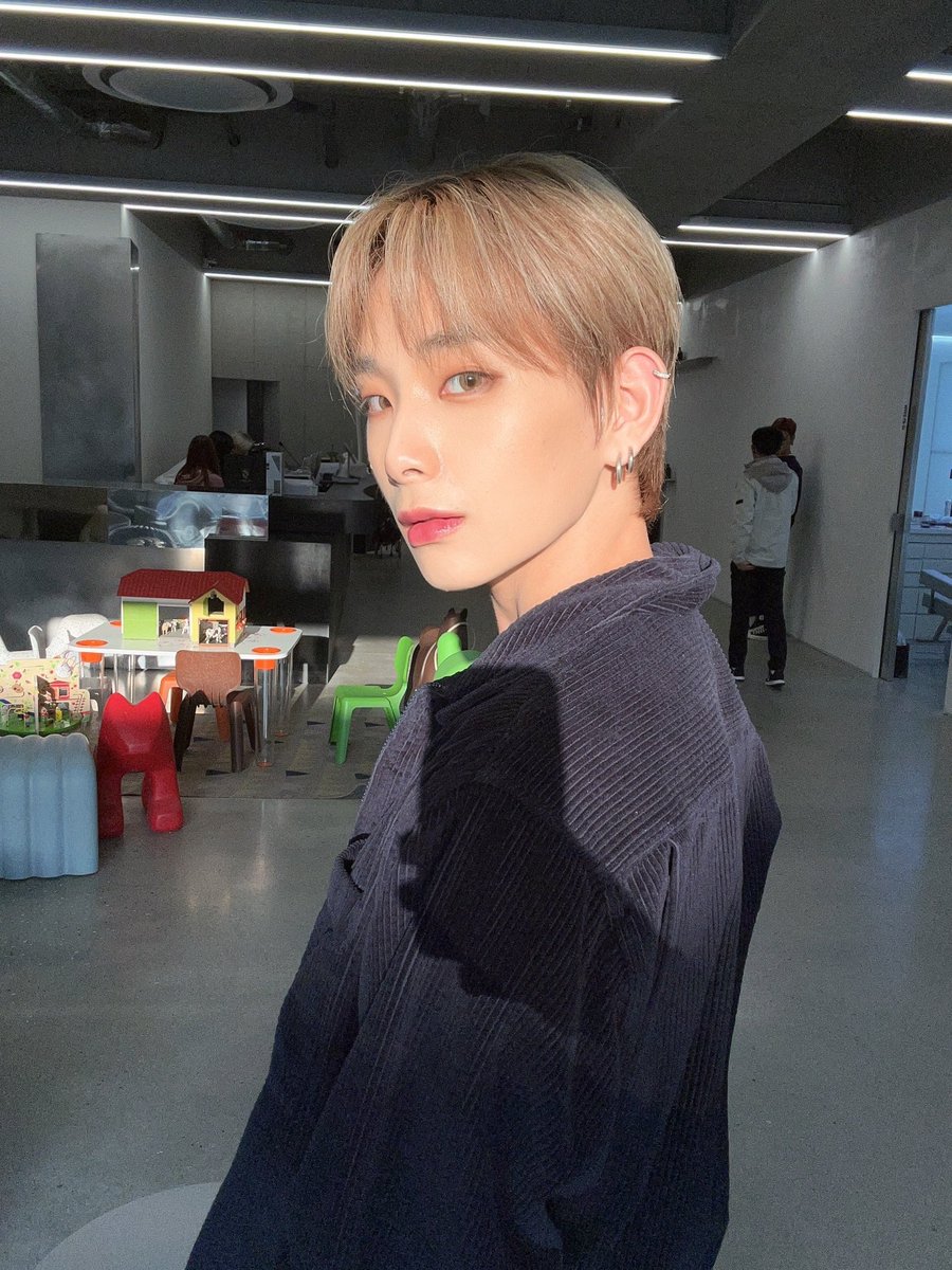 weus_official's tweet photo. [ #정민 ]

여러분 !! 아리랑 심플리 케이팝 생방송 잘 보셨나요? 저는 점점 무대위를 서게 되면서 긴장감은 사라지고 여유를 찾고 즐기게 되는데, 그 이유가 우리 팬분들의 사랑 덕분이라 너무 행복해요 💕🥰 알라뷰

#WEUS #위어스 #JEONGMIN https://t.co/wT78hzzHO1