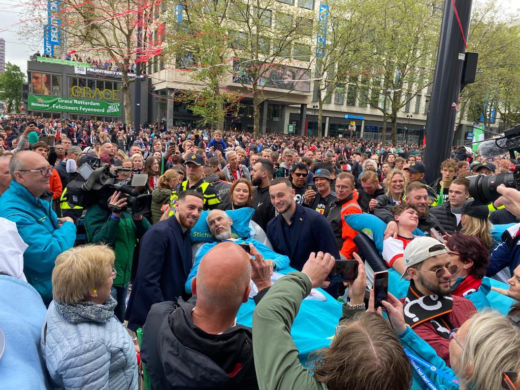 Mooiste moment van deze dag is wat mij betreft dit: Kökcü en Bijlow zien terminaal zieke Feyenoordfans en komen naar buiten om hen persoonlijk te ontmoeten. #feyenoordkampioen